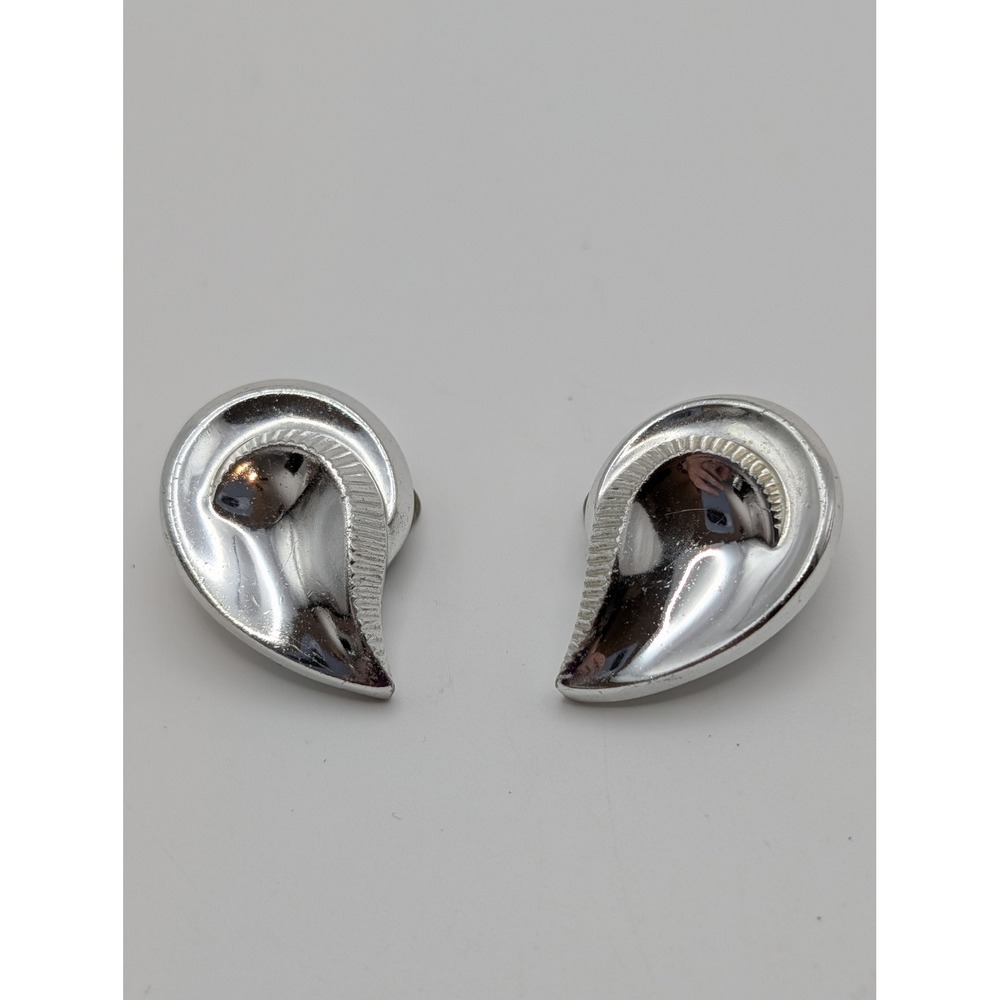 Trifari Silver Tone Paisley Teardrop Clip On‎ Earrings Vintage Polished 1"